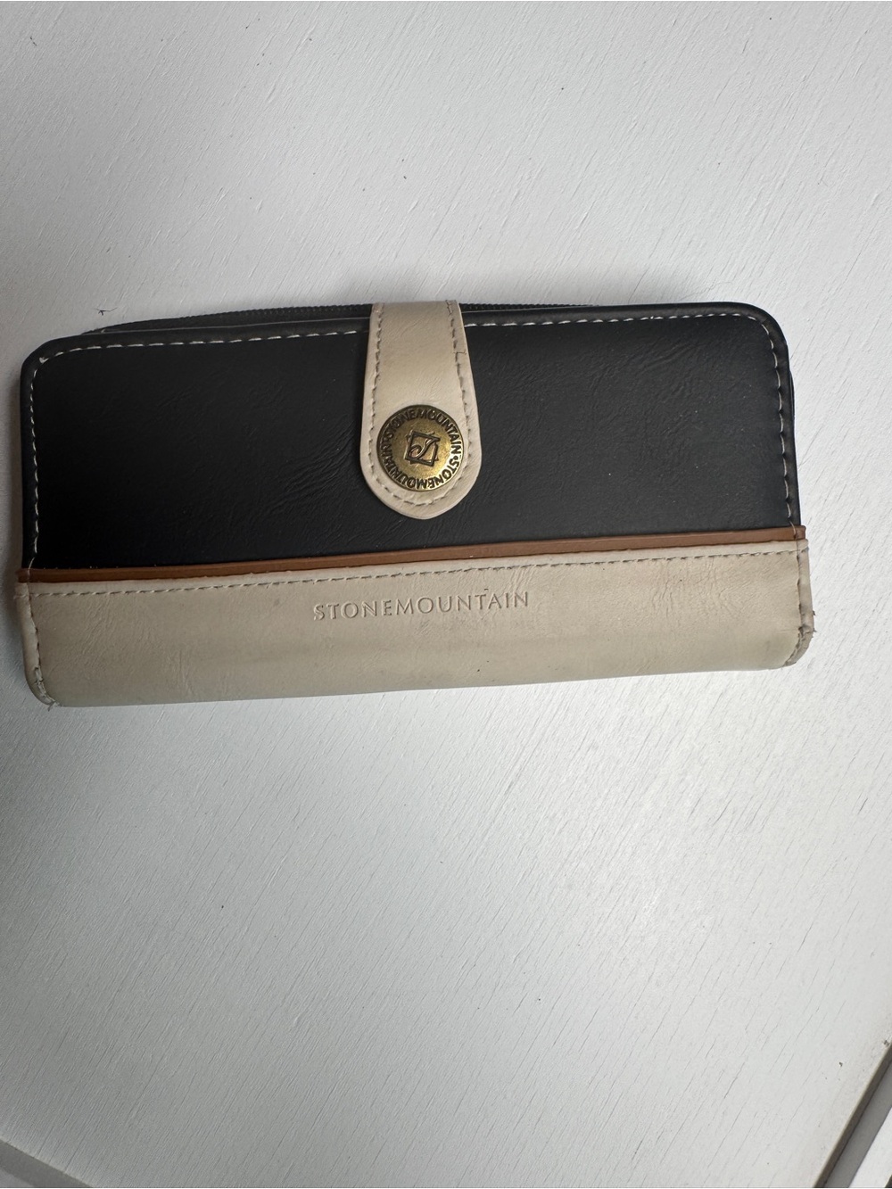 Stone Mountain Accessories Black and Cream Leather Wallet